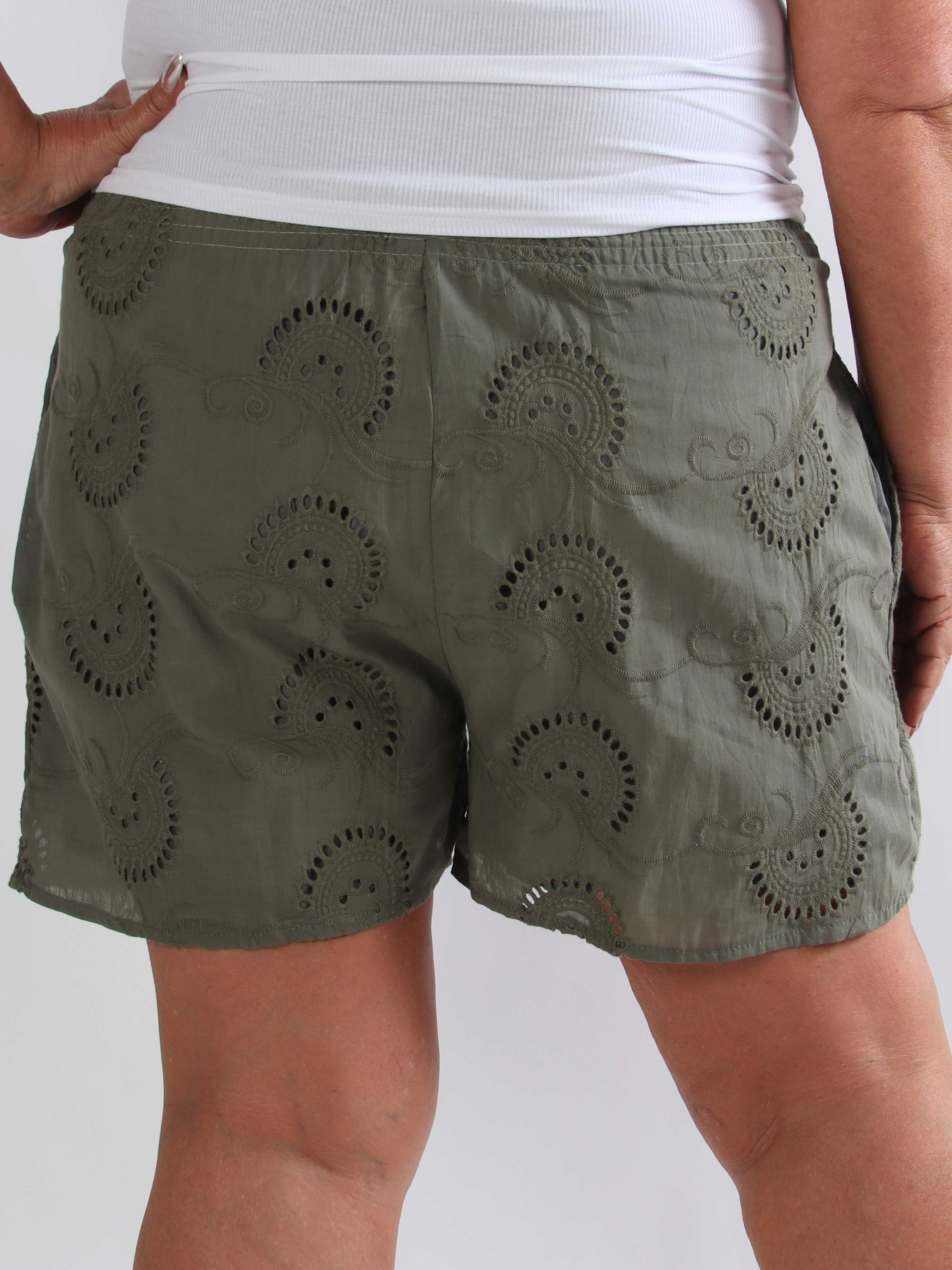 Pams Broderie Shorts - Højtaljede plus size shorts i broderie anglaise